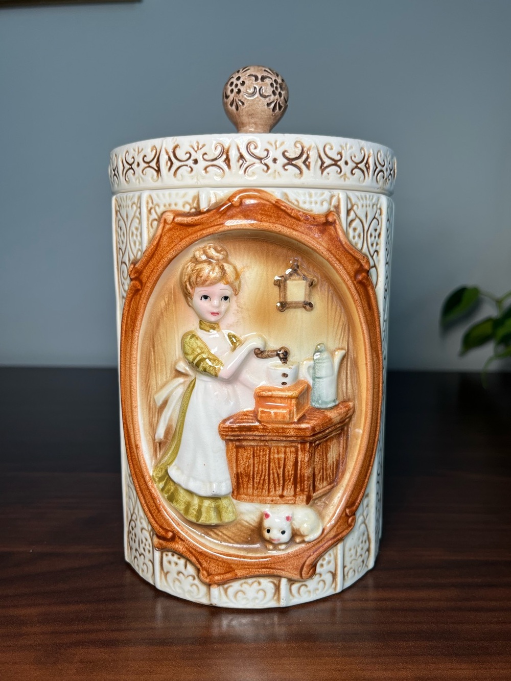 Vintage 1978 Sears Roebuck 'Pioneer Woman' ceramic coffee canister Made in Japan